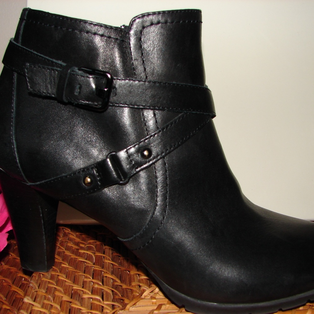 Anne Klein Women's Damina Black Bootie - Picture 4 of 4